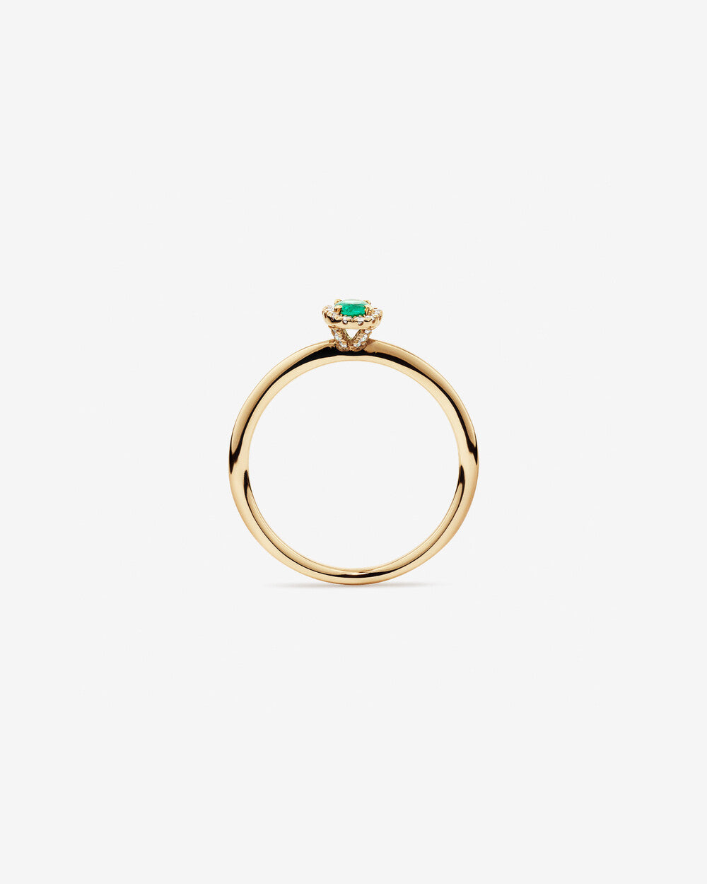 Oval Emerald Halo Ring in Yellow Gold